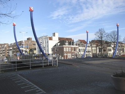 872000 Gezicht op de Monicabrug over de Stadsbuitengracht te Utrecht, vanaf de Nieuwekade, met op de achtergrond links ...